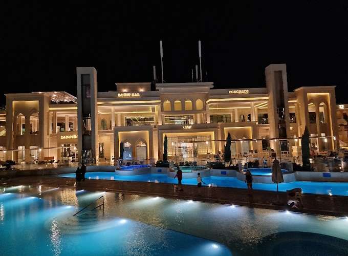 Vorbei an beleuchteten Pools zum Abendessen