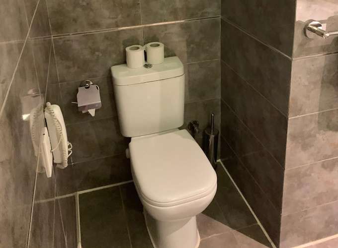 Blick auf den sauberen Sanitärbereich im Badezimmer