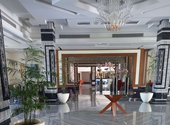 Blick von der Rezeption in die Lobby des Aqua Vista Resort