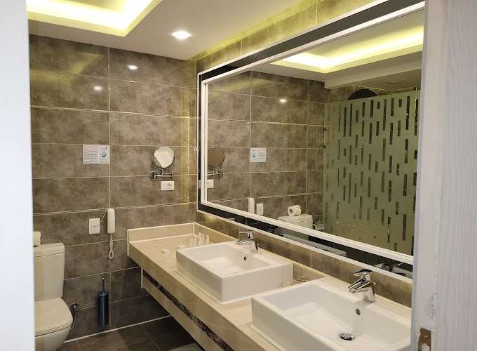 Badezimmer mit zwei Waschbecken in einem Familienzimmer