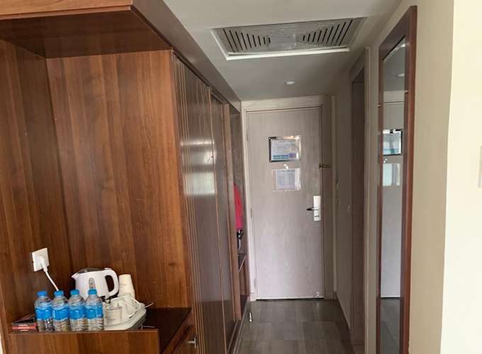 Wasser und Wasserkocher, Kleiderschrank mit Safe im Zimmer