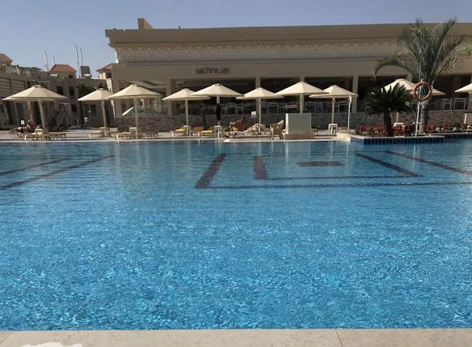 Still ruht der Pool am späten Nachmittag im Aqua Vista Resort Hurghada