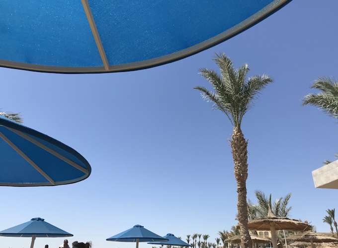 Blick in den strahlend blauen Himmel am Strand des Aqua Vista Resort