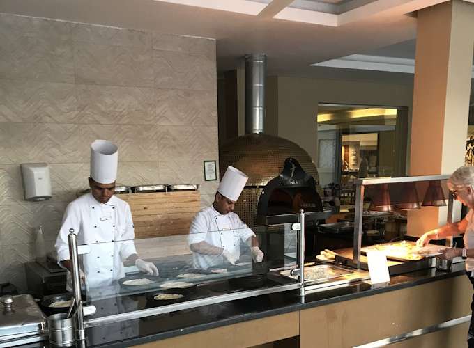 Konzentrierte Pizzabäcker bei der Arbeit am Abend