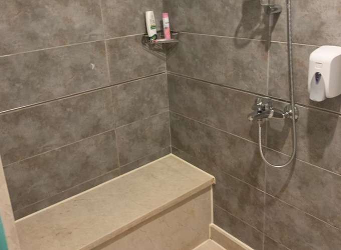 Dusche mit Sitzgelegenheit in manchen Zimmern des Aqua Vista Resort