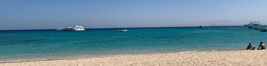 Blick auf das türkisblaue Wasser vor Eden Island vor Hurghada