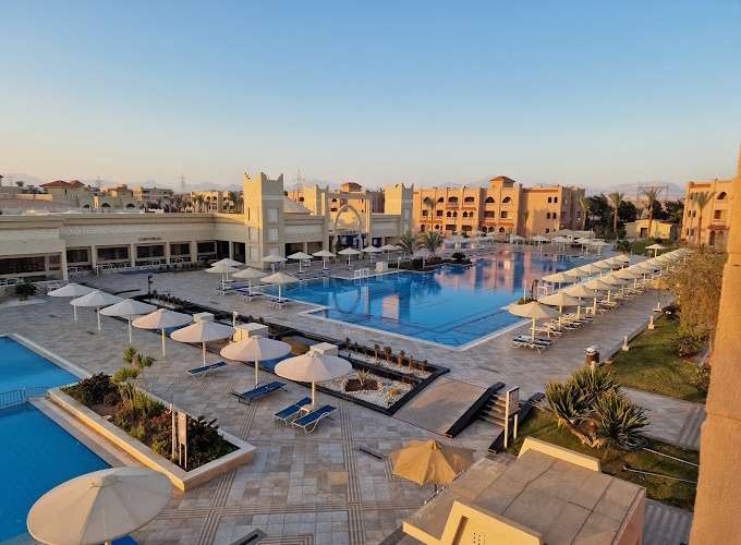 Pool-Stimmung im Aqua Vista Resort kurz vor Sonnenuntergang
