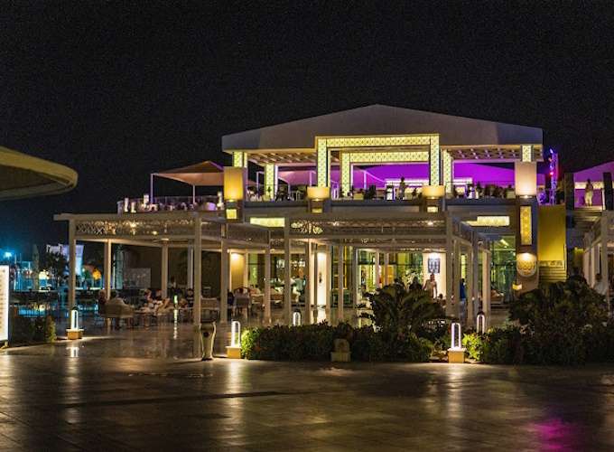 Blick Richtung Rezeption, Roof Top Bar und Olympus Bar am Abend im Aqua Vista Resort Hurghad