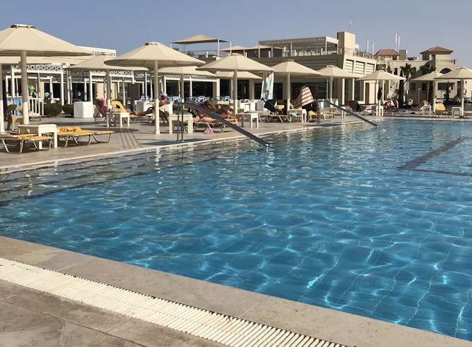 Großzügige Abstände zwischen den Liegeplätzen am Pool