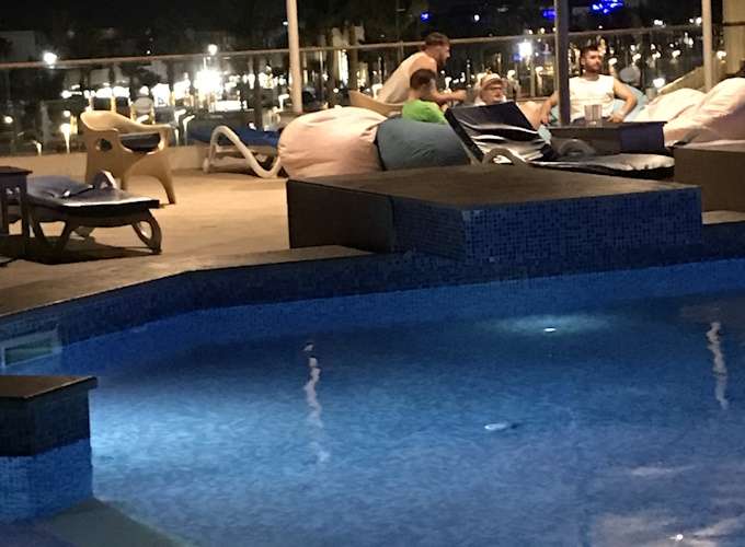 Der +18 Pool mit Chill Out Lounge auf der Dachterrasse