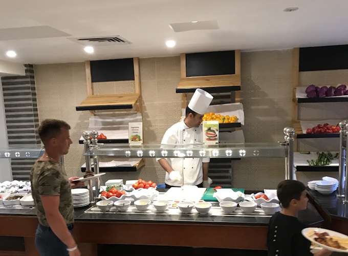 Die Salate an der Salatbar werden gerne vom Koch frisch zubereitet