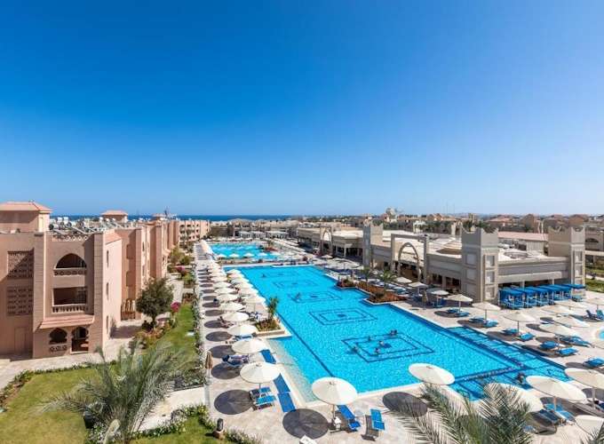 Blick von oben auf die Pool-Landschaften des Aqua Vista Resort Hurghada